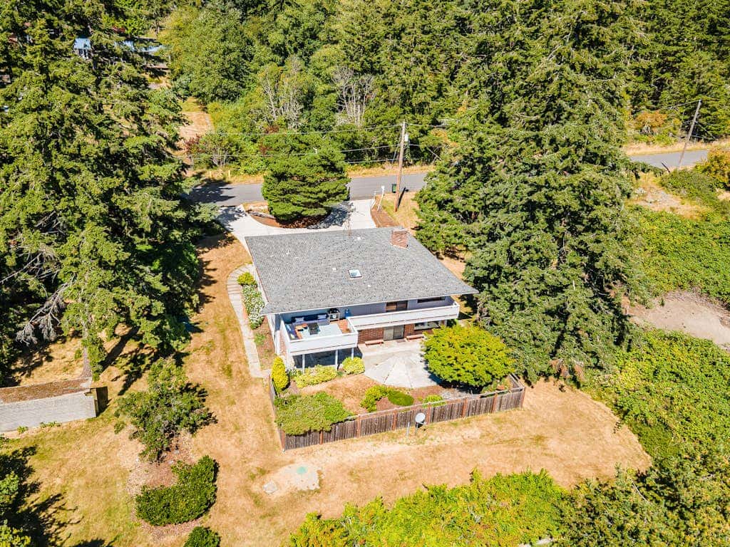 Hawk Lane Hideaway: Spacious 4 Bedroom Waterfront Retreat with Hot Tub