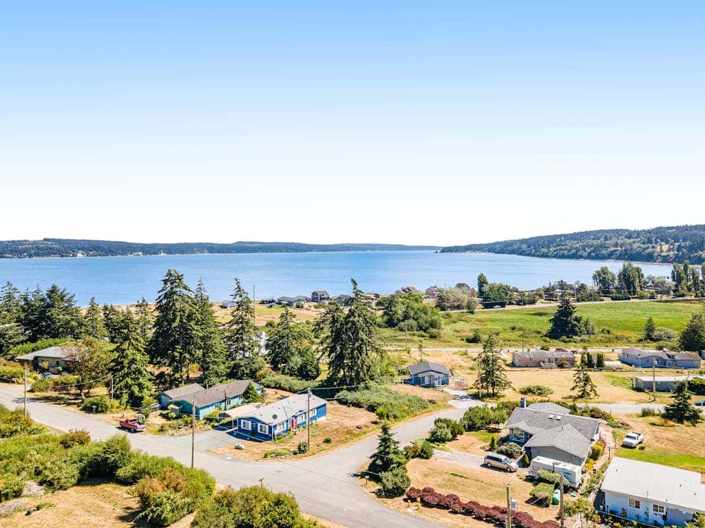Hawk Lane Hideaway: Spacious 4 Bedroom Waterfront Retreat with Hot Tub