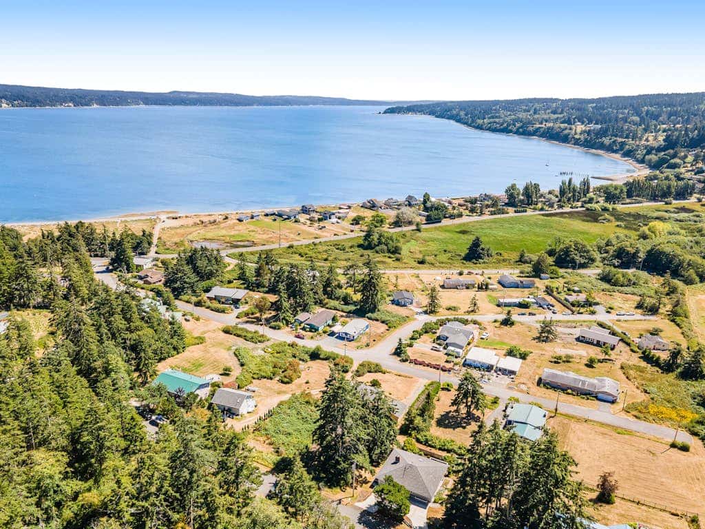 Hawk Lane Hideaway: Spacious 4 Bedroom Waterfront Retreat with Hot Tub