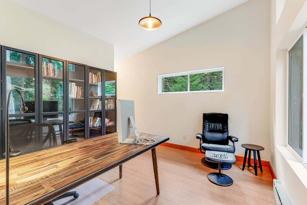 Pet Friendly Forest Retreat with Modern Amenities and Fast WiFi in Eastsound