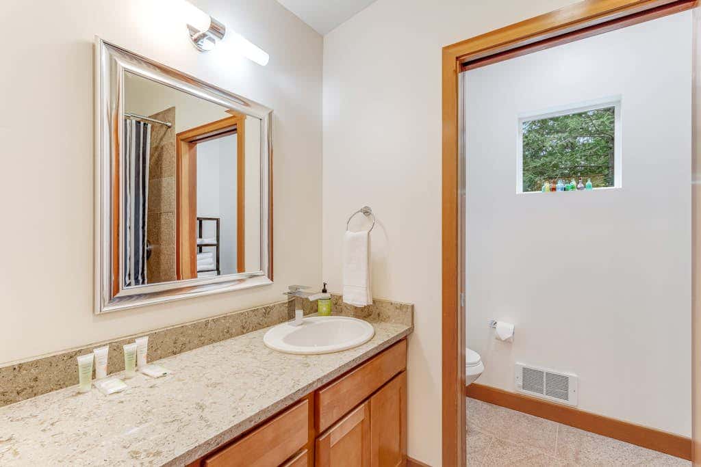 Pet Friendly Forest Retreat with Modern Amenities and Fast WiFi in Eastsound