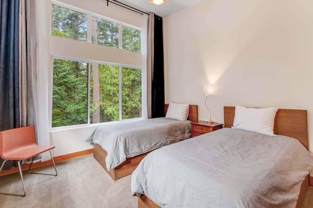 Pet Friendly Forest Retreat with Modern Amenities and Fast WiFi in Eastsound