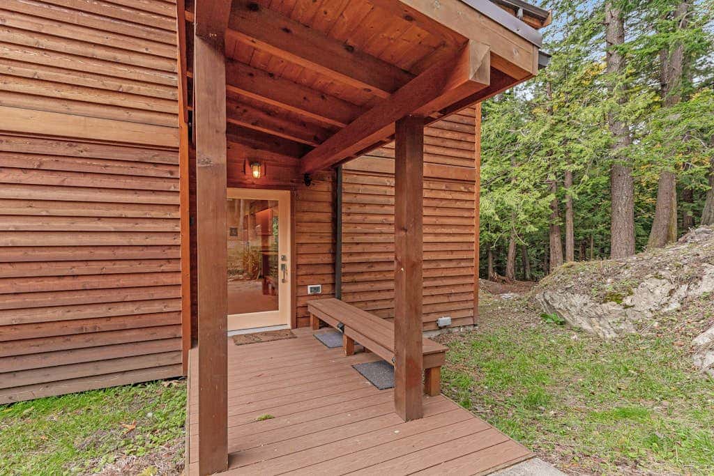 Pet Friendly Forest Retreat with Modern Amenities and Fast WiFi in Eastsound