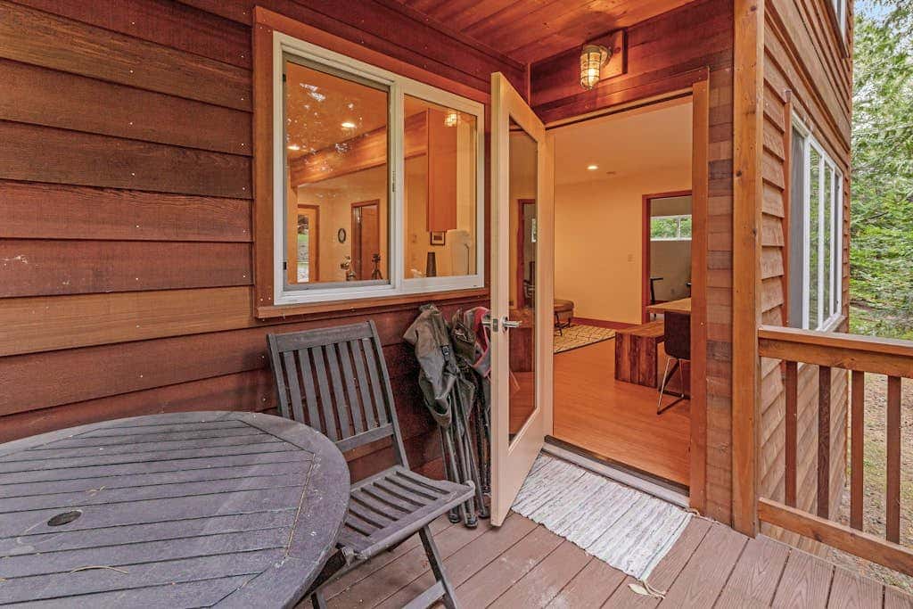 Pet Friendly Forest Retreat with Modern Amenities and Fast WiFi in Eastsound