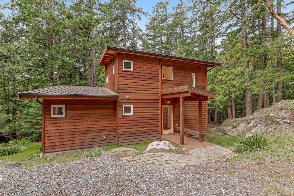 Pet Friendly Forest Retreat with Modern Amenities and Fast WiFi in Eastsound