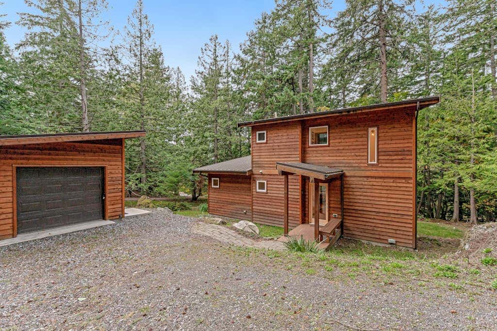 Pet Friendly Forest Retreat with Modern Amenities and Fast WiFi in Eastsound