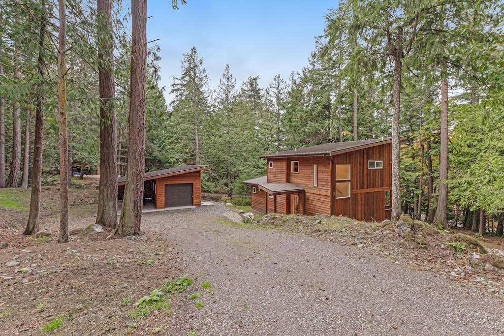Pet Friendly Forest Retreat with Modern Amenities and Fast WiFi in Eastsound