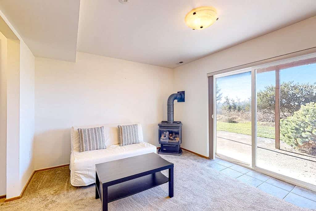 In-Law suite with mountain views, patio, jetted tub, & full kitchen