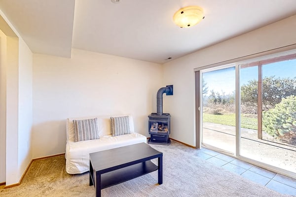 In-Law suite with mountain views, patio, jetted tub, & full kitchen