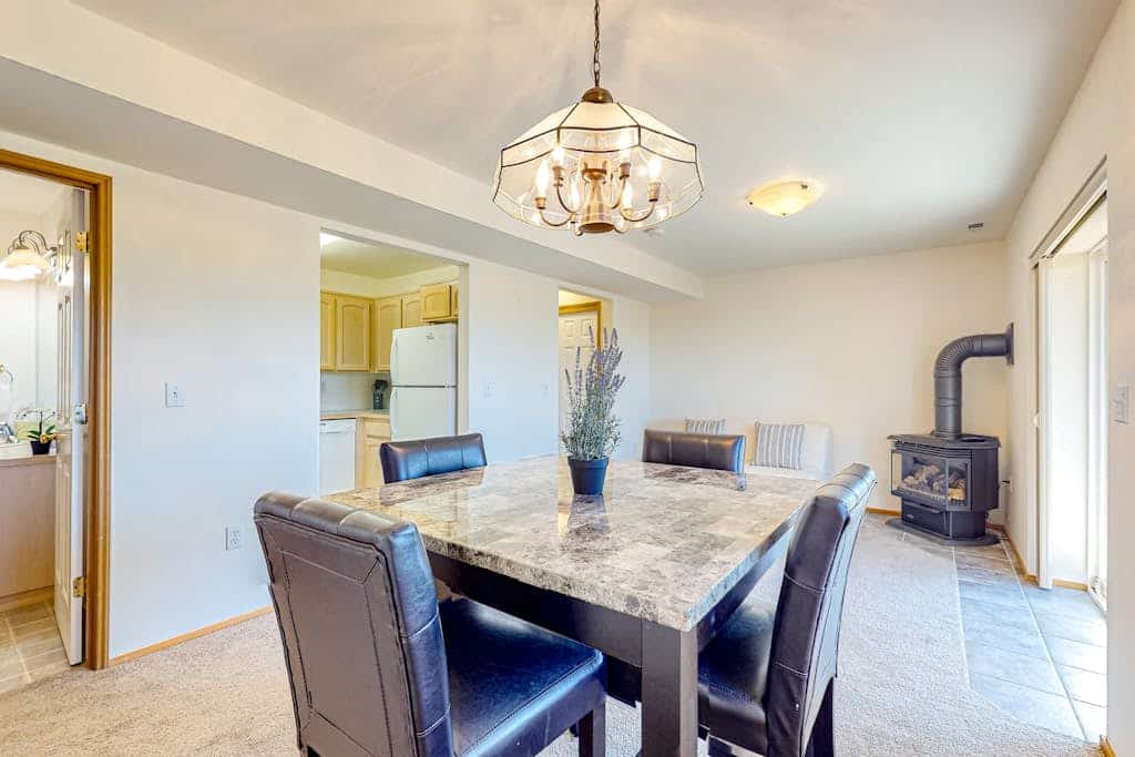 In-Law suite with mountain views, patio, jetted tub, & full kitchen