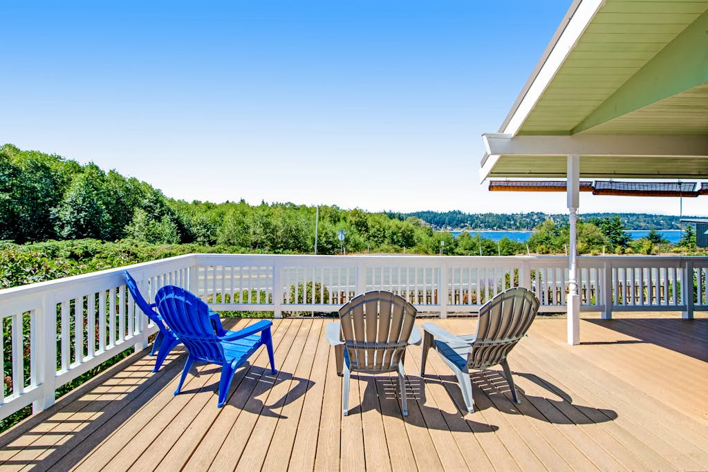 Relaxing Coastal Retreat with Garden and Water Views in Freeland