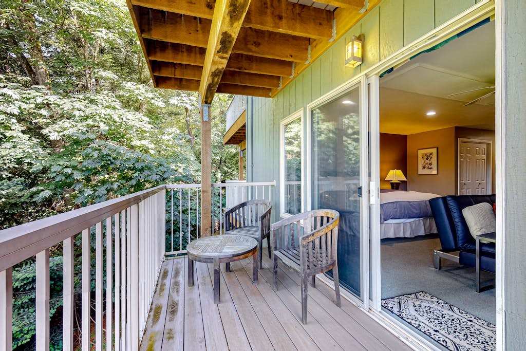 Stunning Ocean and Mountain View Studio with Private Balcony near Moran State Park