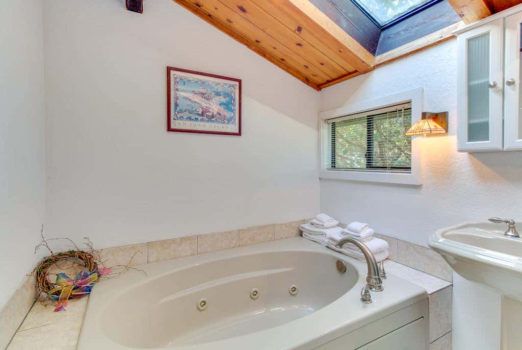 3 BR Pet Friendly Waterfront Home on Lopez Island