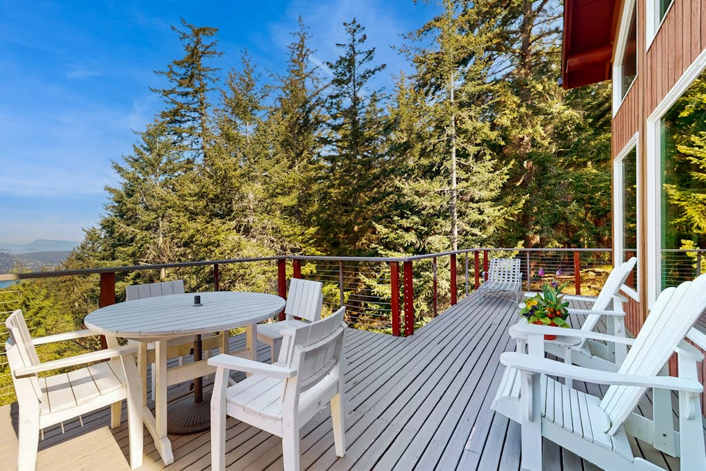 Beautiful Secluded Cabin with Stunning Bay Views and Private Deck