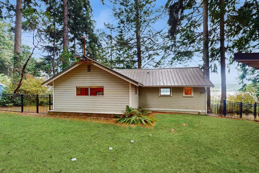 Charming Waterfront Home with Fire Pit and Access to Private Beach