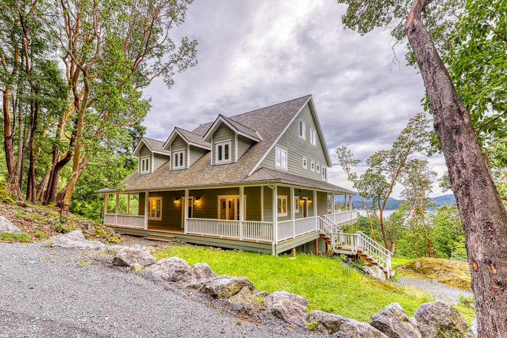 Welcoming 5 Bedroom Orcas Island Home with Stunning Bay Views and Modern Amenities