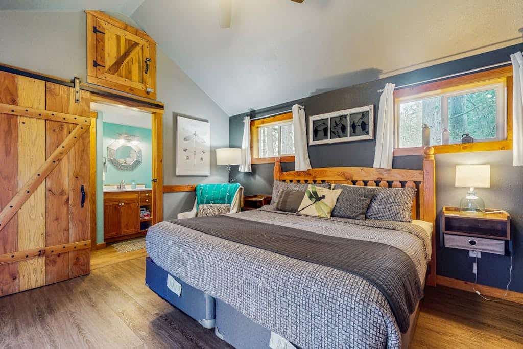 Secluded Whidbey Island cottage with woodland views, firepit & kitchenette