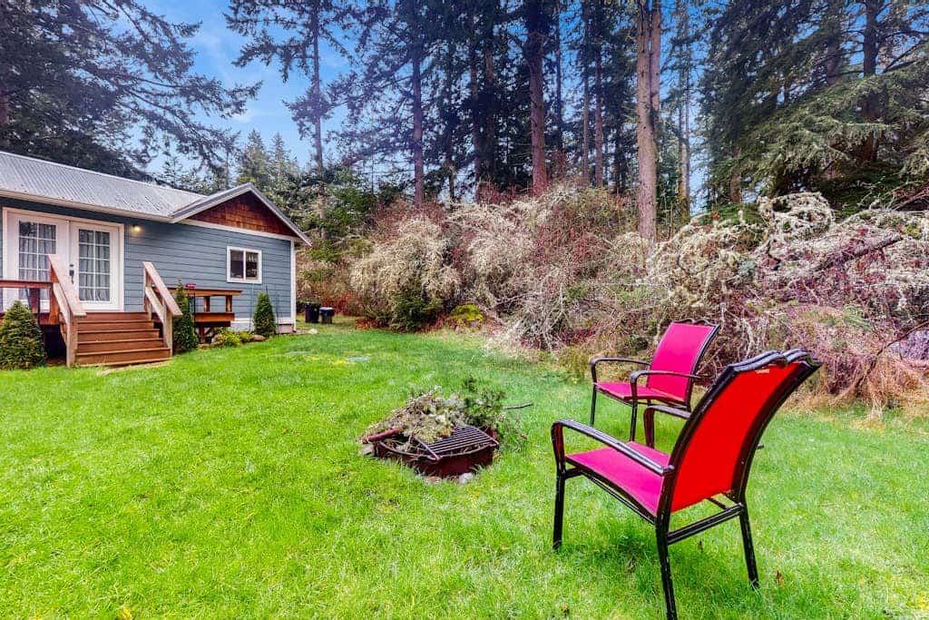Secluded Whidbey Island cottage with woodland views, firepit & kitchenette