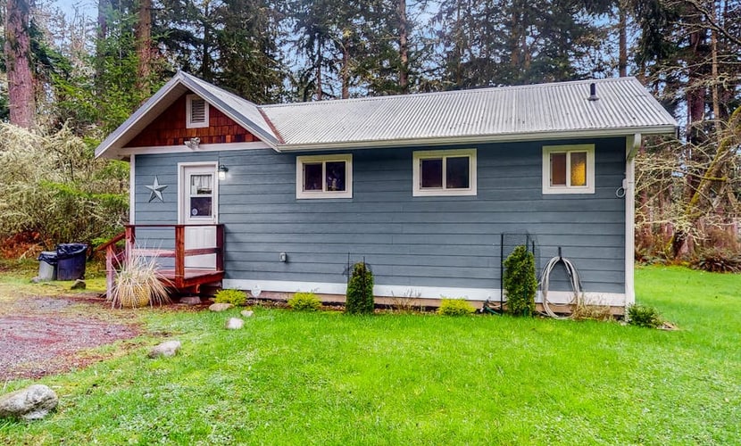 Secluded Whidbey Island cottage with woodland views, firepit & kitchenette