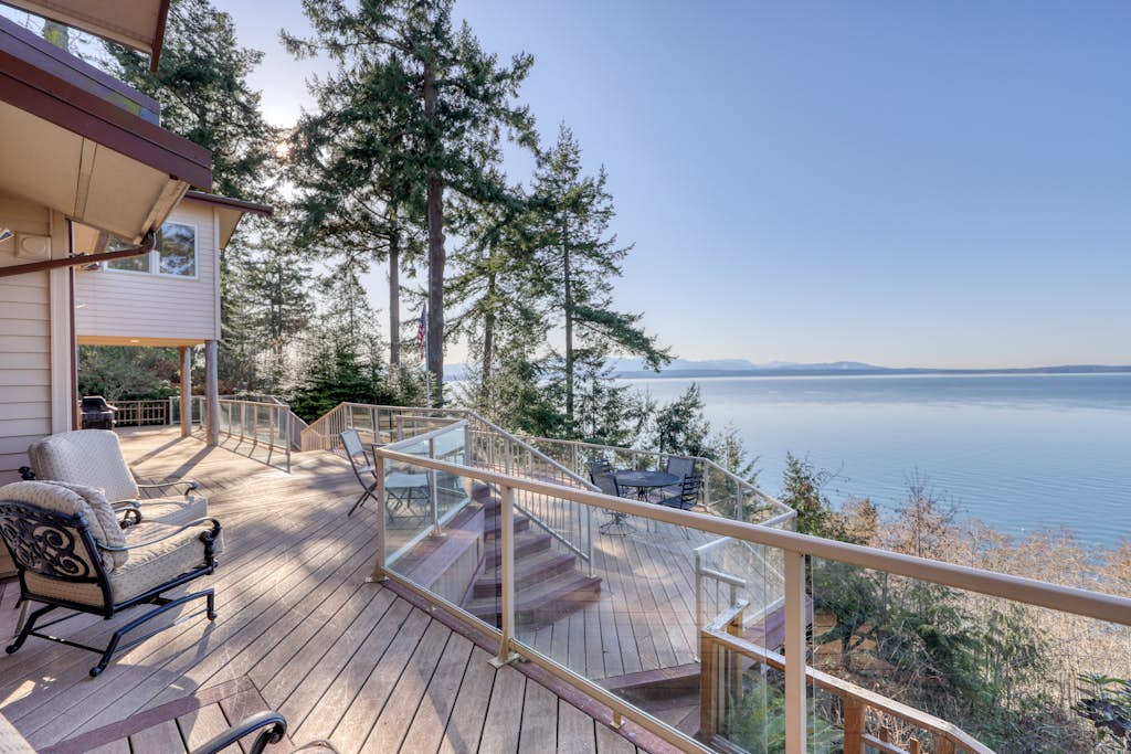 Seascape Lodge: Waterfront Retreat with Private Garden and Beach Access