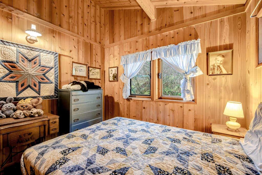 Rustic Waterfront Cabin in Eastsound with Private Beach Access and Ocean Views