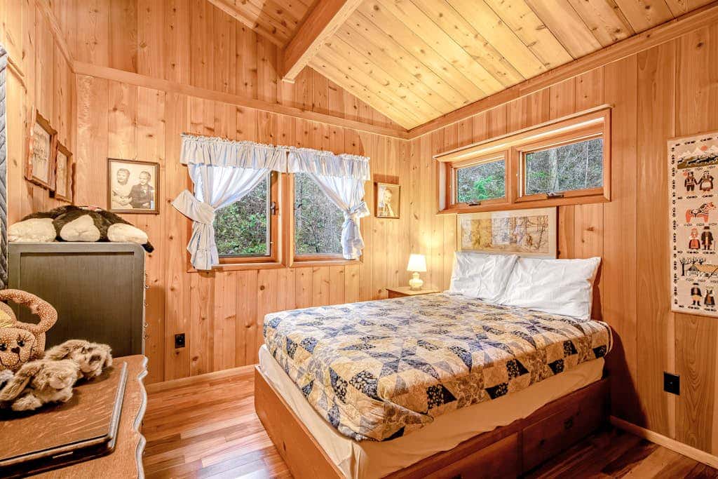 Rustic Waterfront Cabin in Eastsound with Private Beach Access and Ocean Views