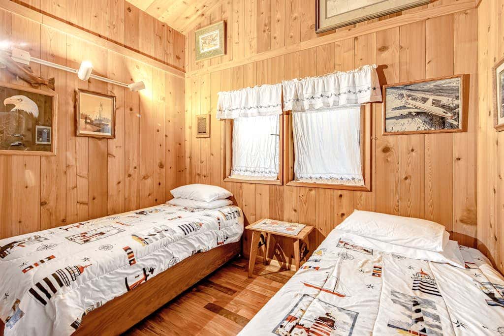 Rustic Waterfront Cabin in Eastsound with Private Beach Access and Ocean Views