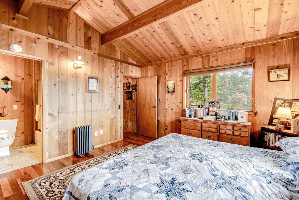 Rustic Waterfront Cabin in Eastsound with Private Beach Access and Ocean Views