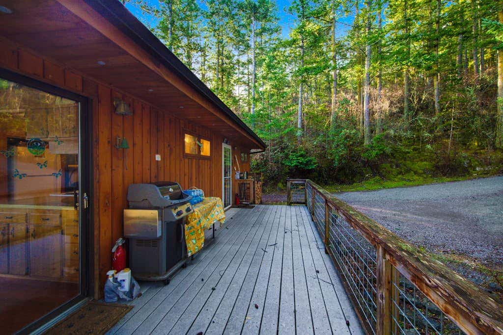 Rustic Waterfront Cabin in Eastsound with Private Beach Access and Ocean Views