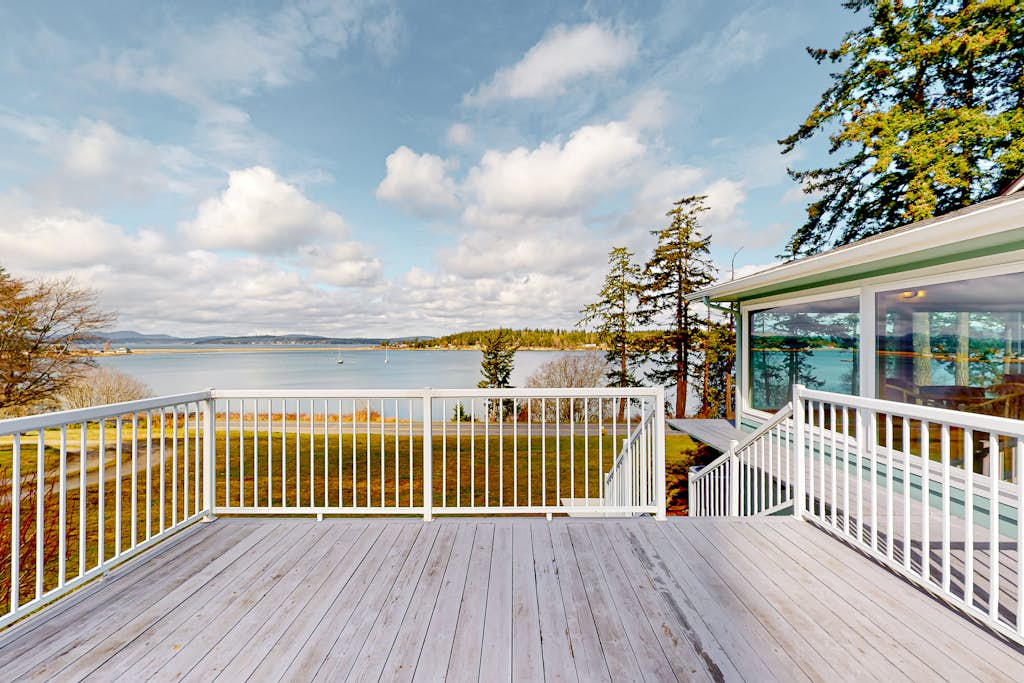 Stunning Waterfront Home on Fisherman Bay with Sunset Views and Ping Pong