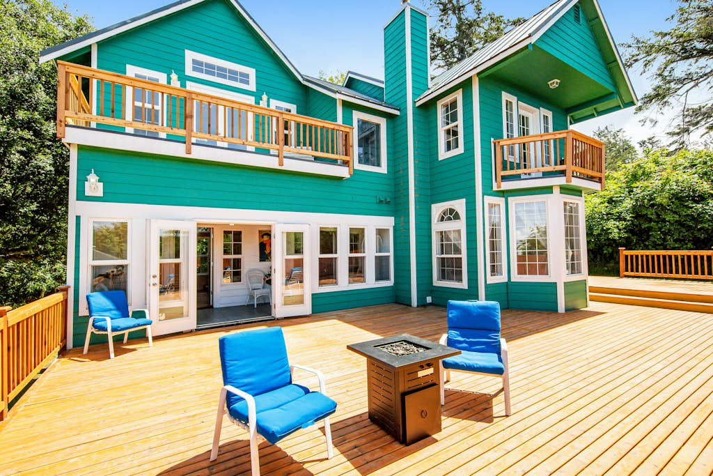 Oceanfront 4 Bedroom Family Home with Private Beach Access and Fire Pit
