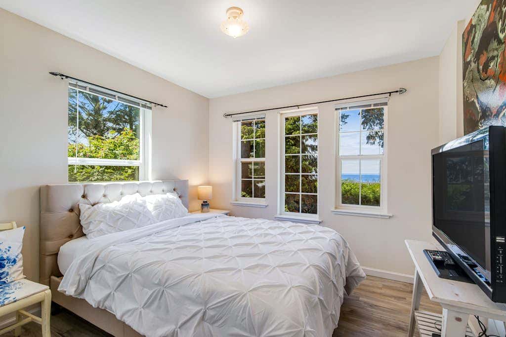 Oceanfront 4 Bedroom Family Home with Private Beach Access and Fire Pit