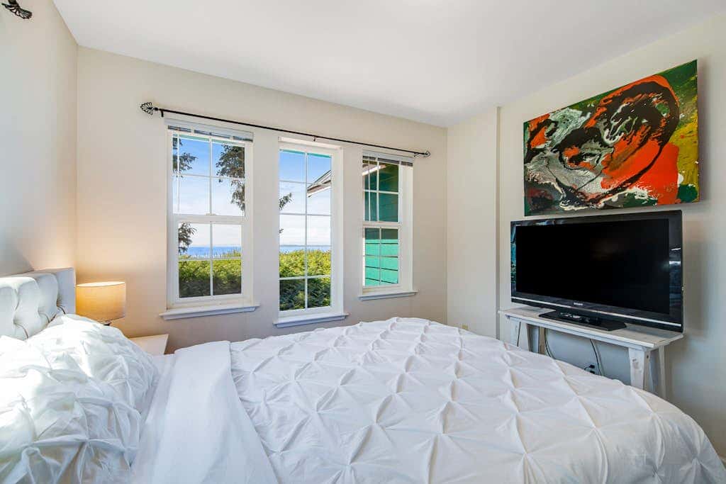 Oceanfront 4 Bedroom Family Home with Private Beach Access and Fire Pit