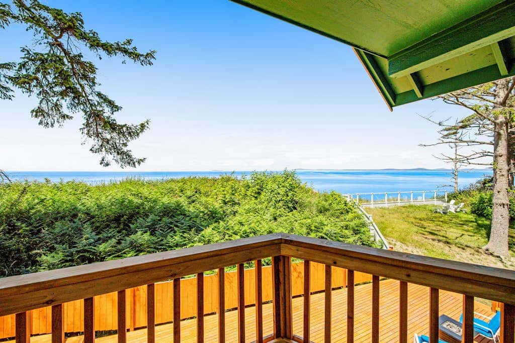 Oceanfront 4 Bedroom Family Home with Private Beach Access and Fire Pit