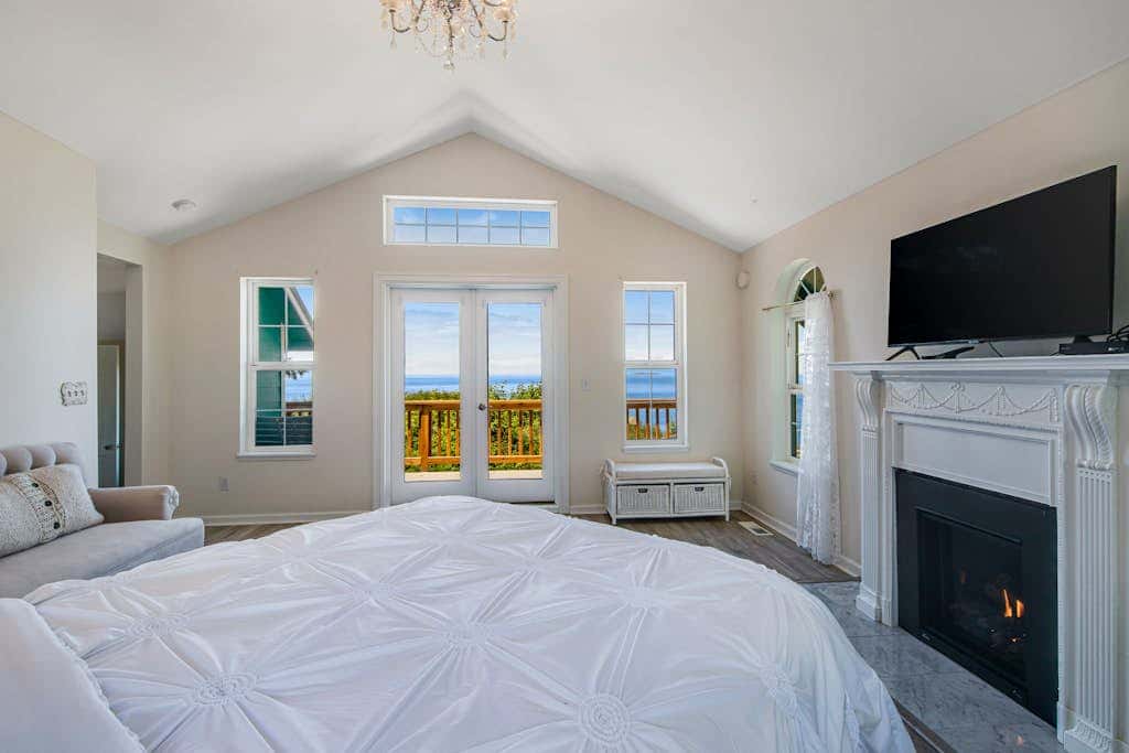 Oceanfront 4 Bedroom Family Home with Private Beach Access and Fire Pit