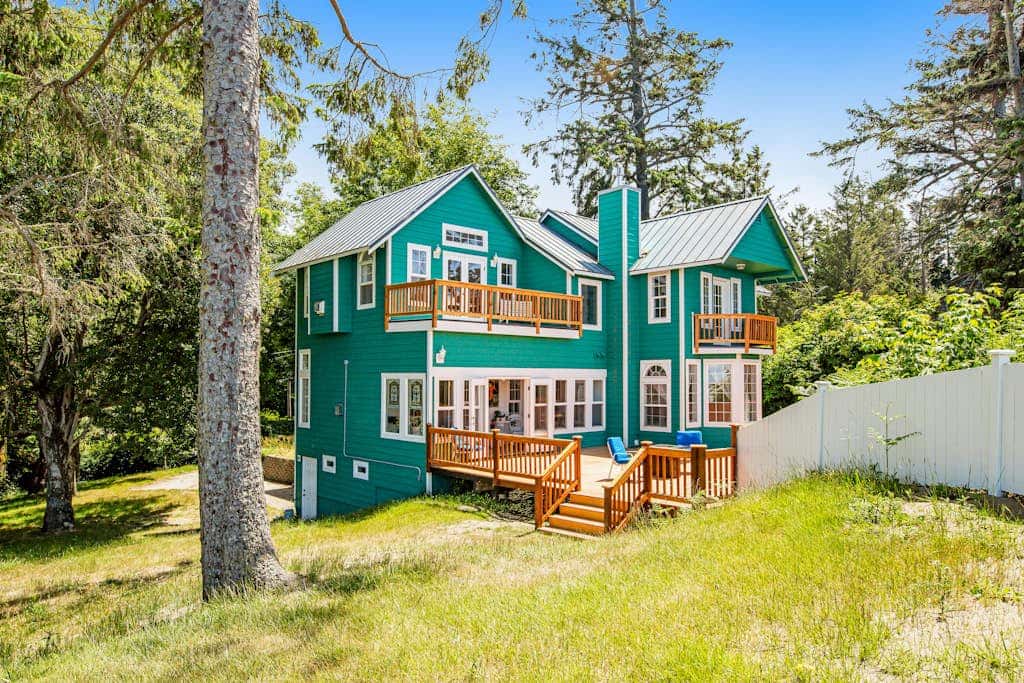 Oceanfront 4 Bedroom Family Home with Private Beach Access and Fire Pit