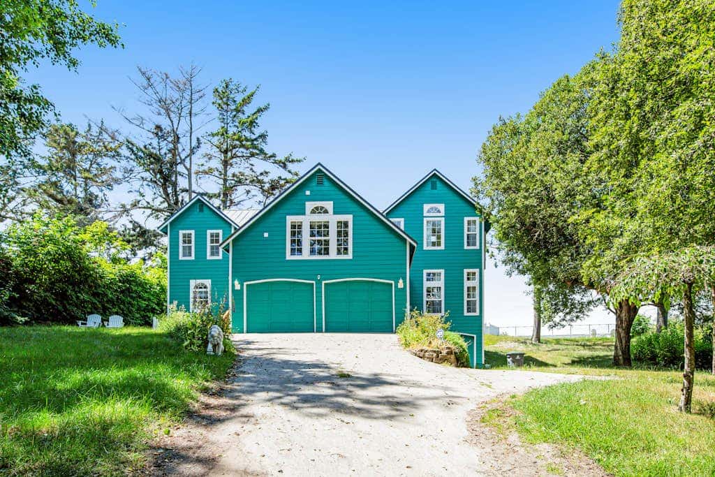 Oceanfront 4 Bedroom Family Home with Private Beach Access and Fire Pit