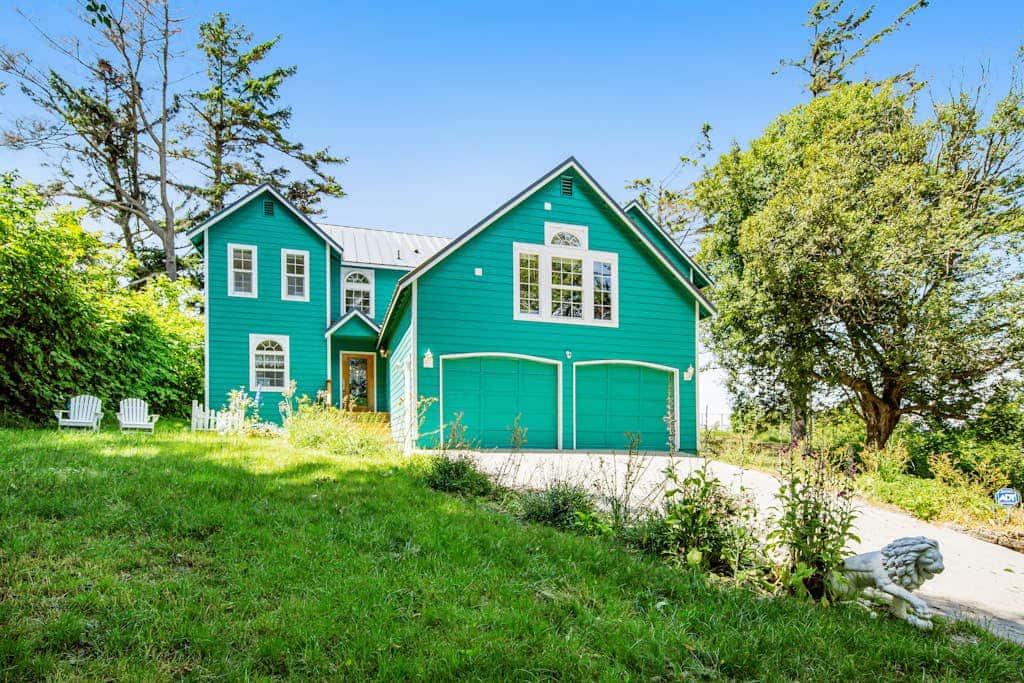 Oceanfront 4 Bedroom Family Home with Private Beach Access and Fire Pit