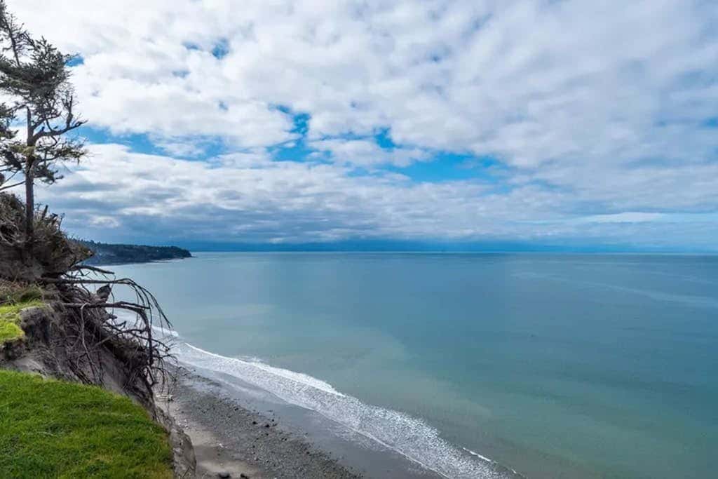 Oceanfront 4 Bedroom Family Home with Private Beach Access and Fire Pit