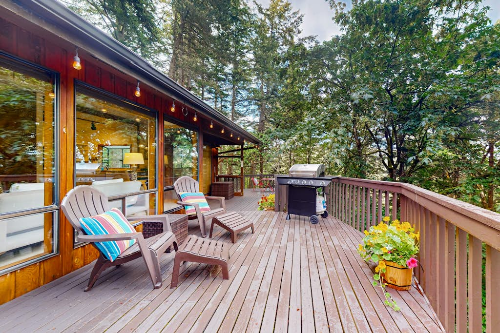 Pet Friendly Mountain View Retreat on Orcas Island with BBQ and Patio
