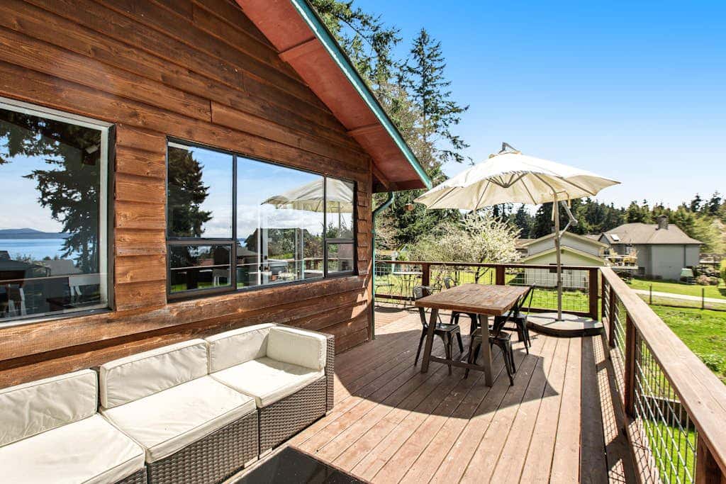 Scenic Log Cabin with Hot Tub, Beach Access and Game Room