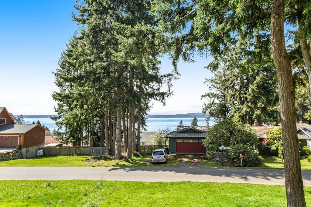 Scenic Log Cabin with Hot Tub, Beach Access and Game Room