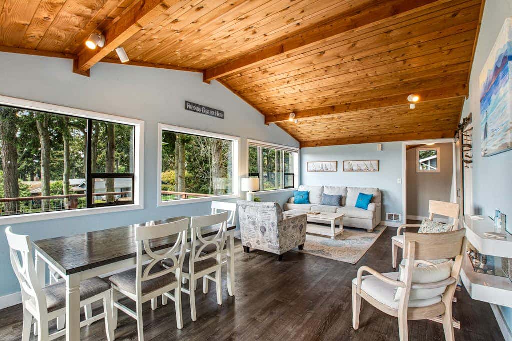 Scenic Log Cabin with Hot Tub, Beach Access and Game Room