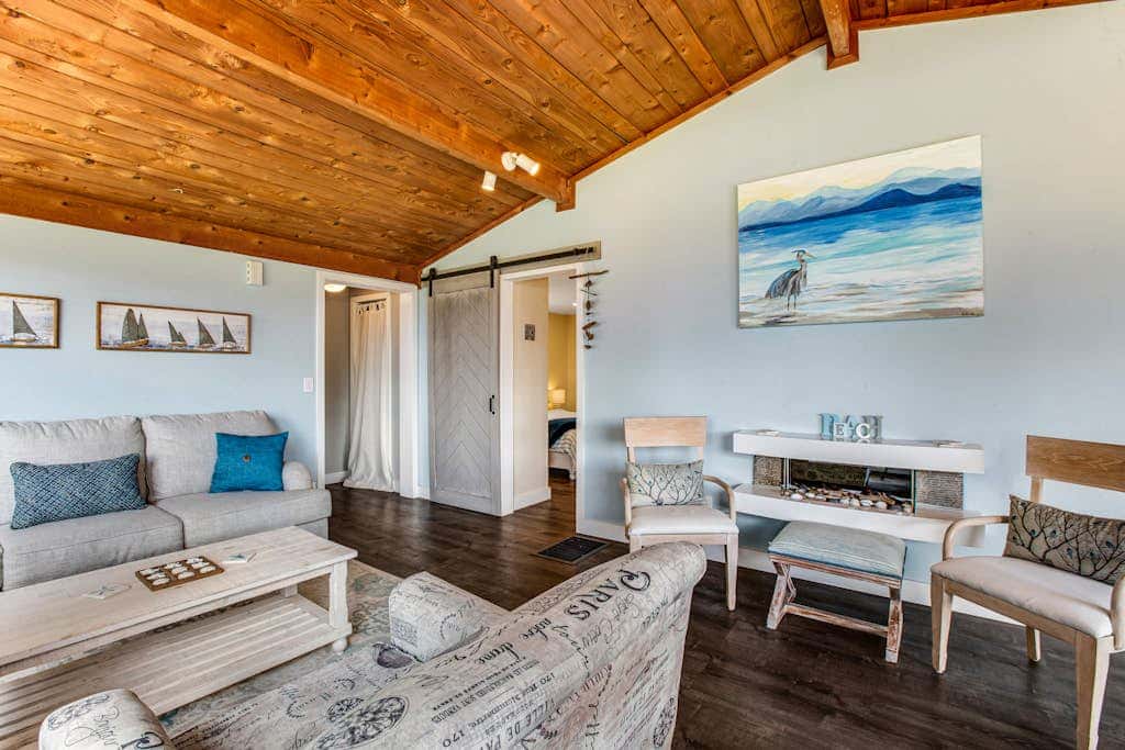 Scenic Log Cabin with Hot Tub, Beach Access and Game Room