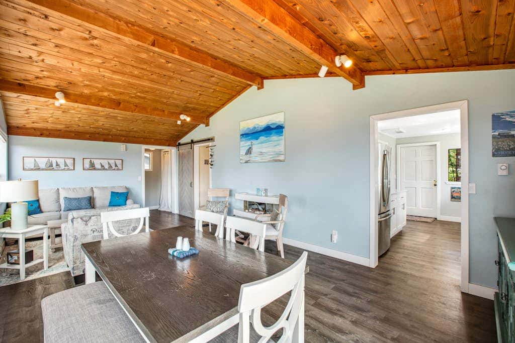 Scenic Log Cabin with Hot Tub, Beach Access and Game Room