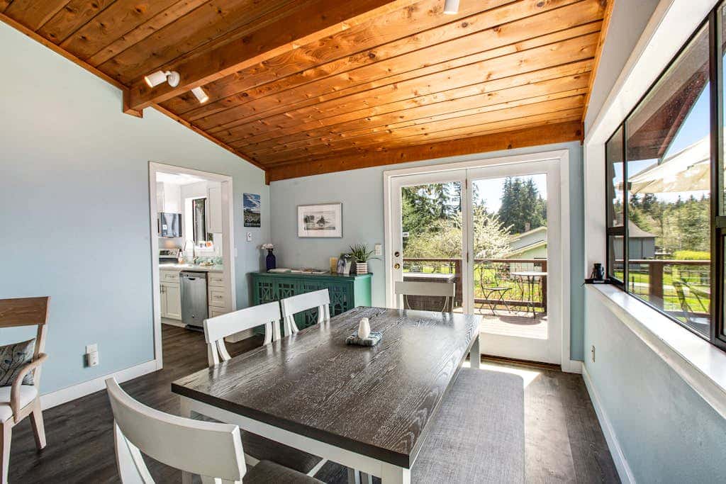 Scenic Log Cabin with Hot Tub, Beach Access and Game Room