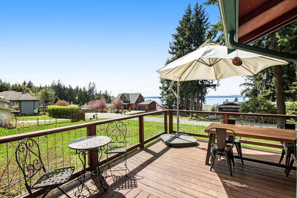Scenic Log Cabin with Hot Tub, Beach Access and Game Room