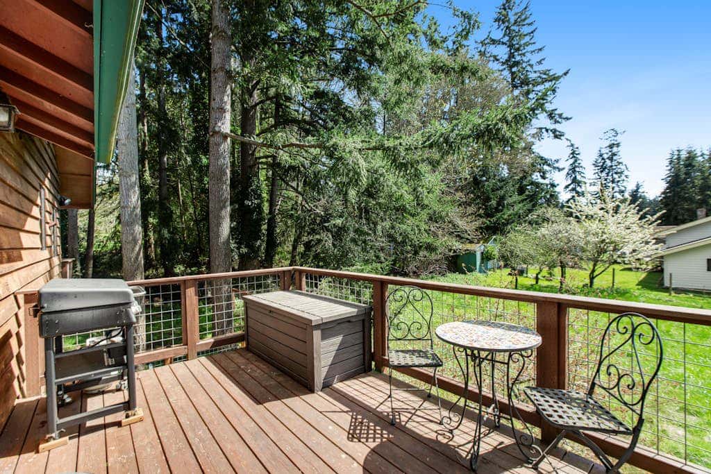 Scenic Log Cabin with Hot Tub, Beach Access and Game Room