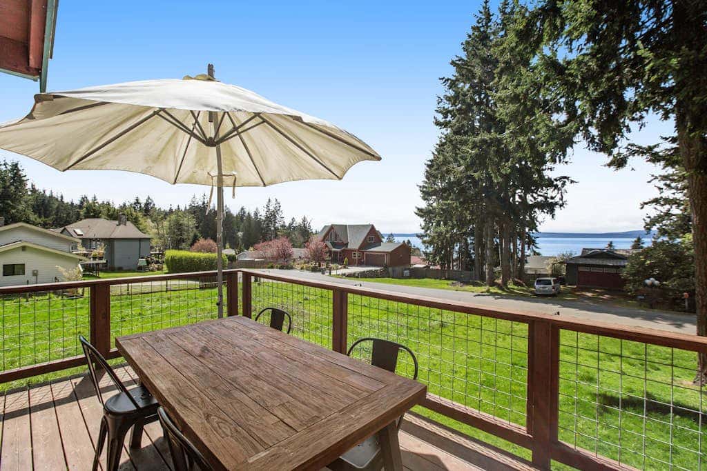 Scenic Log Cabin with Hot Tub, Beach Access and Game Room