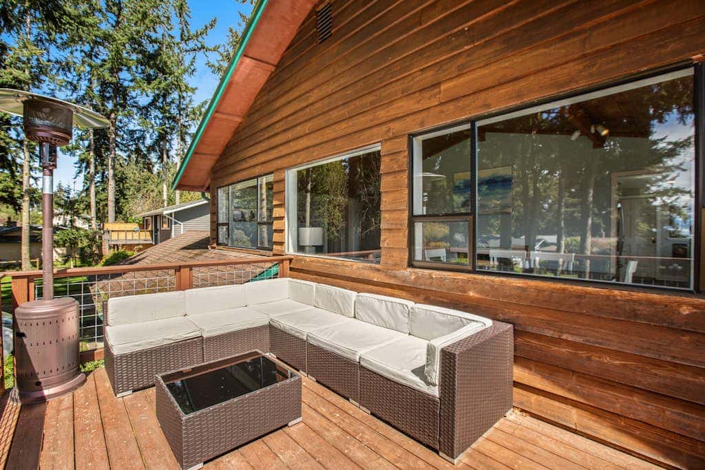 Scenic Log Cabin with Hot Tub, Beach Access and Game Room